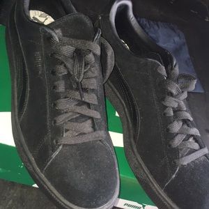 BRAND NEW NEVER WORK puma suede sneakers.